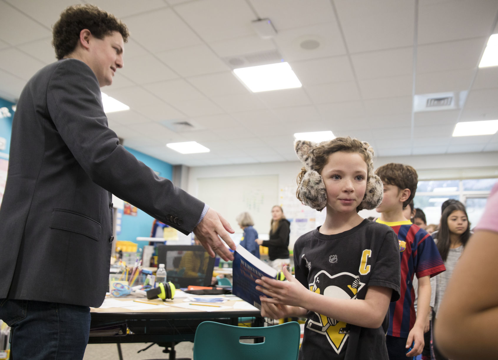 Rotary Clubs gives dictionaries to elementary kids